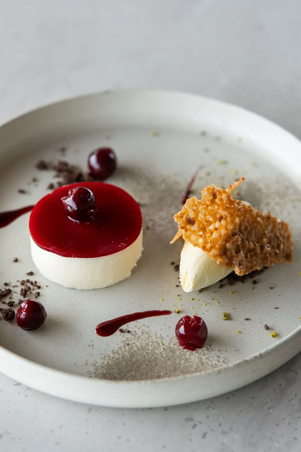 Panna cotta nappée de coulis de cerise, avec un croquant