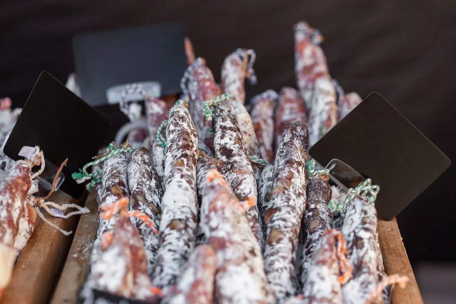 Saucissons secs alignés sur un étal